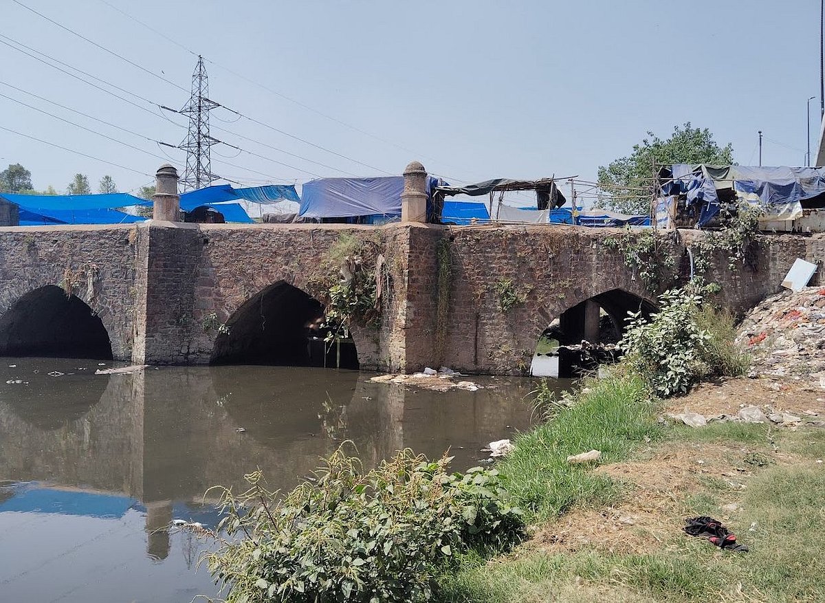 Google photos/S Pandian : It is believed that the Mughals used the bridge to cross the Yamuna River to reach Nizamuddin Dargah and Humayun's Tomb on their way from Agra